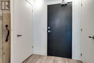 5240-5240 Dundas St in Burlington, ON - Building Photo - Building Photo