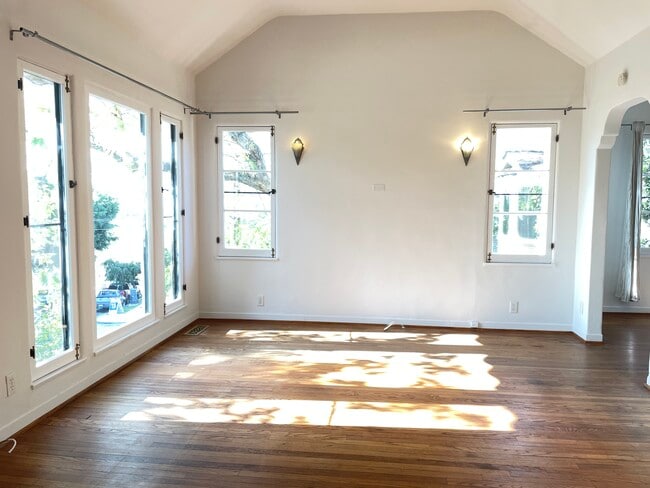 2437 Arthur St in Los Angeles, CA - Foto de edificio - Building Photo