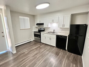 Lakeview Apartments in Wheat Ridge, CO - Building Photo - Building Photo