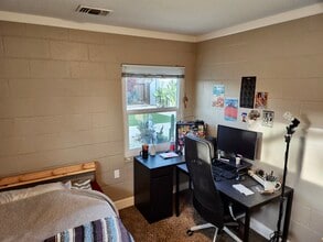 5700 Cibola Way, Unit 3 Facing yard in Sacramento, CA - Foto de edificio - Building Photo