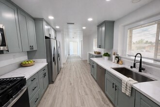 5136 E Falls View Dr in San Diego, CA - Building Photo - Building Photo