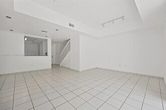 11224 NW 42nd Terrace in Doral, FL - Building Photo - Building Photo