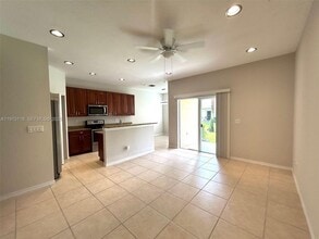 1560 SE Wilshire Pl in Stuart, FL - Foto de edificio - Building Photo