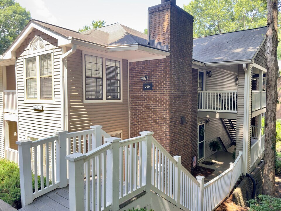 208 Barrington Hills Dr, Unit 208 in Atlanta, GA - Foto de edificio