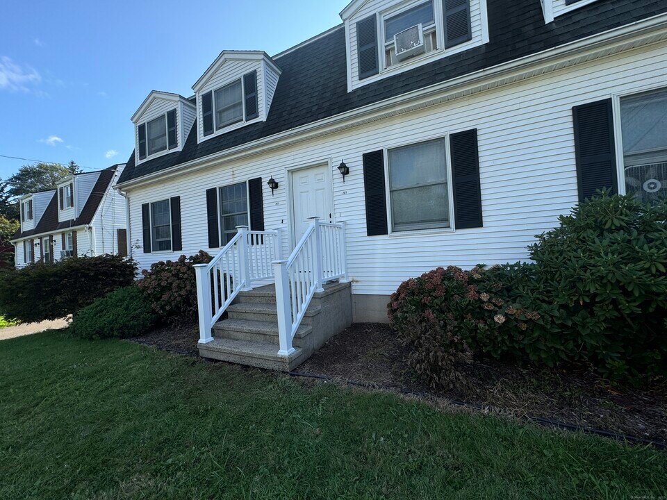 261 Middletown Ave in Wethersfield, CT - Building Photo