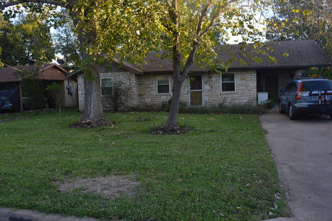 411 Magnolia St in Bastrop, TX - Building Photo - Building Photo