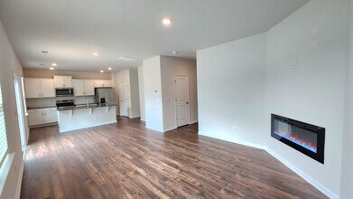 560 Country Oak Dr in Asheville, NC - Building Photo - Building Photo