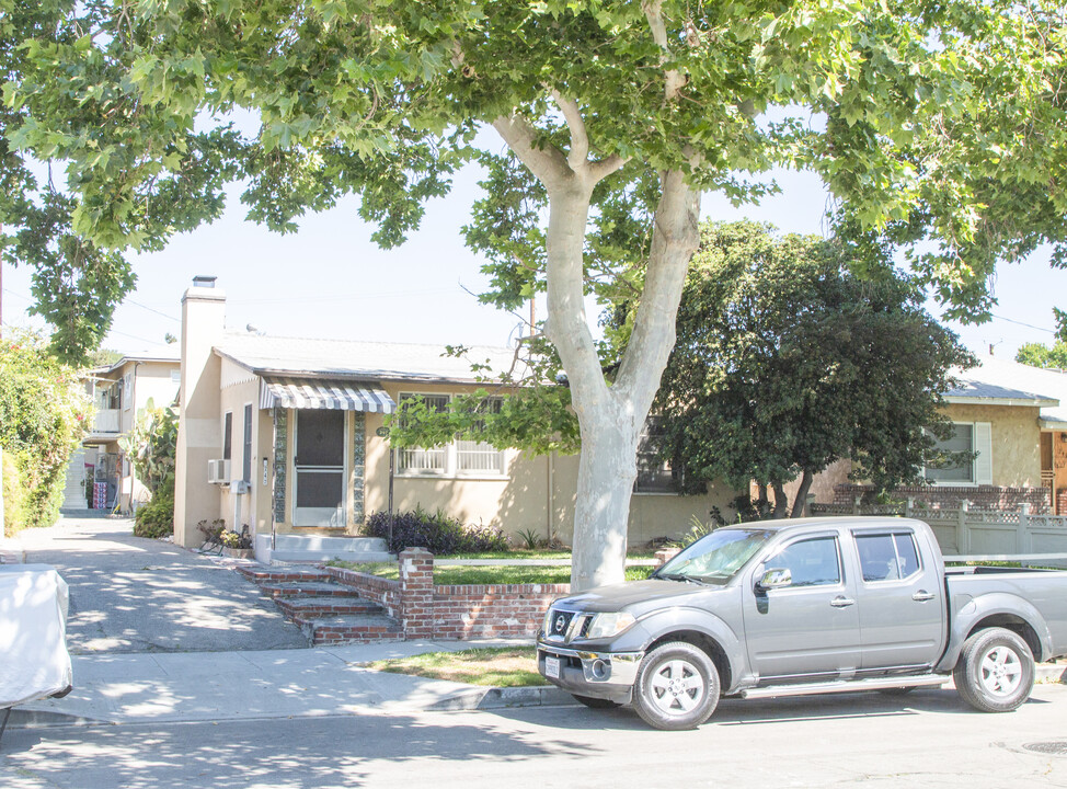 247-249 W Linden Ave in Burbank, CA - Building Photo