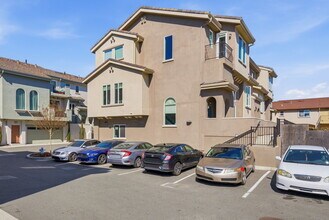 817 Estancia Ter in Hayward, CA - Building Photo - Building Photo