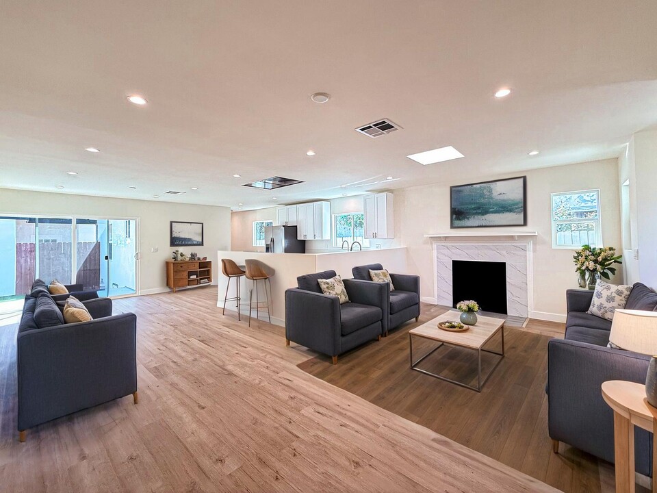 12542 Emelita St in Valley Village, CA - Foto de edificio