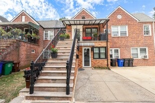 67-04 Selfridge St in Queens, NY - Building Photo