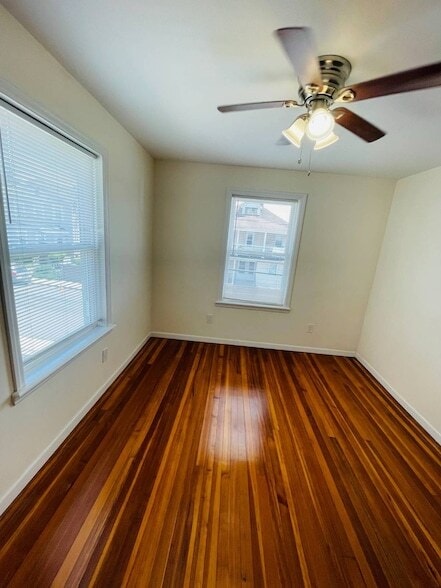 27 1st St, Unit 1 in Glen Cove, NY - Foto de edificio - Building Photo