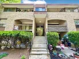 405 Christopher Ave in Gaithersburg, MD - Building Photo