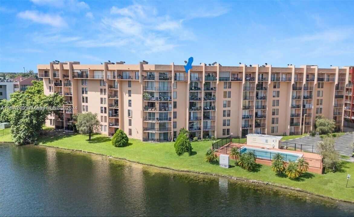 9688 Fontainebleau Blvd, Unit 706 in Miami, FL - Building Photo