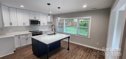 2000 Tyvola Rd in Charlotte, NC - Foto de edificio - Building Photo