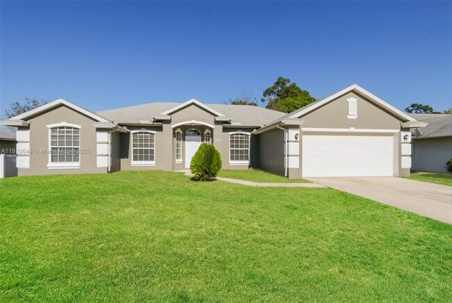 property at 1916 SW Glenco St