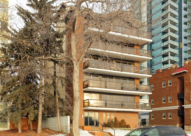 11960 100th Ave NW in Edmonton, AB - Building Photo - Building Photo