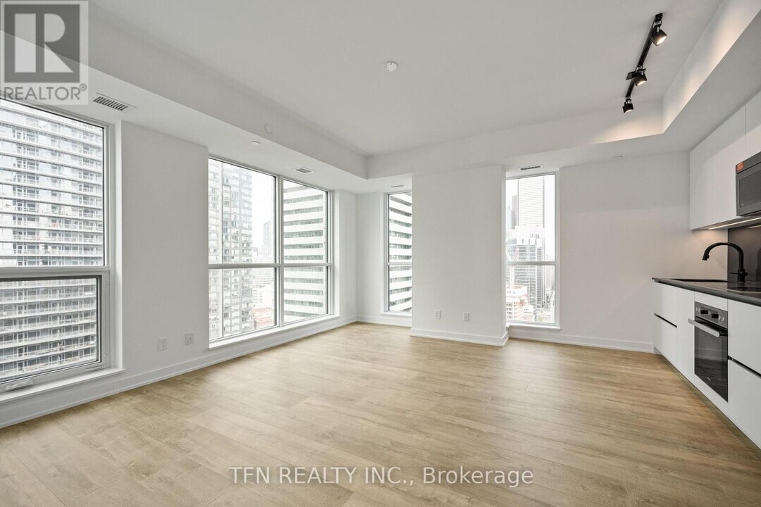 327 King St W in Toronto, ON - Building Photo