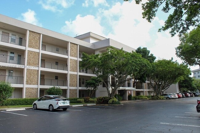 2900 N Palm Aire Dr in Pompano Beach, FL - Building Photo - Building Photo