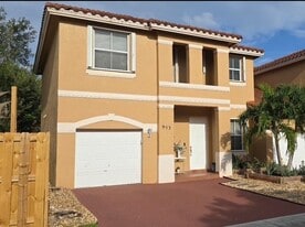 953 NW 135th Ave in Pembroke Pines, FL - Building Photo