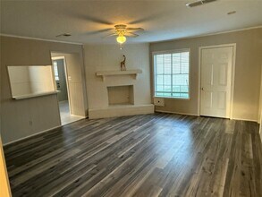 11735 N Willowdale Cir in Houston, TX - Building Photo - Building Photo