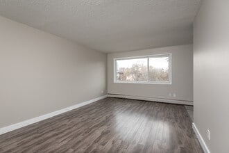 Franz Haus in Edmonton, AB - Building Photo - Building Photo