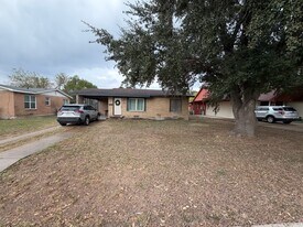 900 Sycamore Ave in McAllen, TX - Building Photo