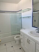 1055 S Holt Ave, Unit 3 in Los Angeles, CA - Building Photo - Building Photo