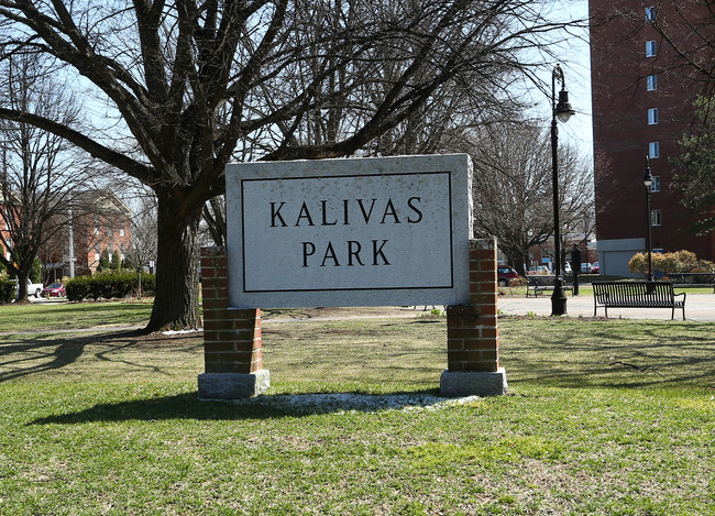 Christos Kalivas Apartments in Manchester, NH - Foto de edificio - Building Photo