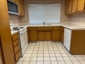 7808 Moss Crossing Ave in Bakersfield, CA - Building Photo - Building Photo