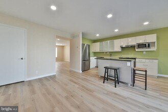 702 Spice Bush in Ambler, PA - Foto de edificio - Building Photo