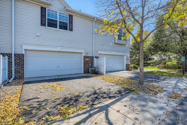 10991 Oak Grove Cir, Unit E in Woodbury, MN - Building Photo - Building Photo