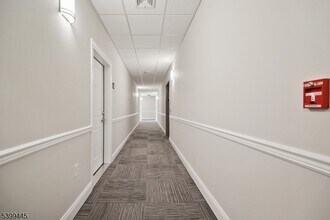 246 Main St in Chatham Township, NJ - Foto de edificio - Building Photo