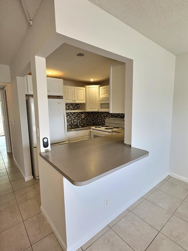 82 Kingswood E in West Palm Beach, FL - Building Photo - Building Photo
