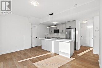 70 Kenesky Dr in Hamilton, ON - Building Photo - Building Photo