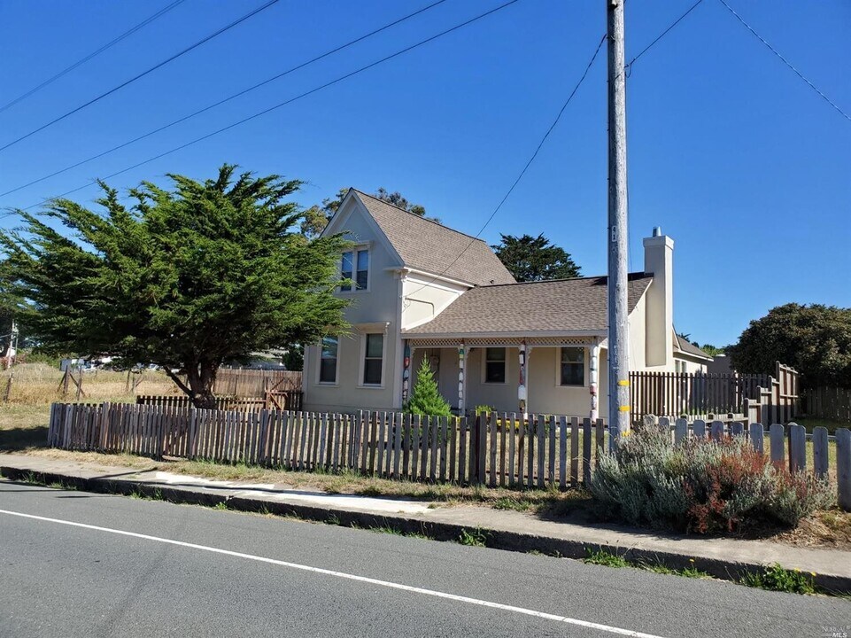 130 School St in Point Arena, CA - Building Photo