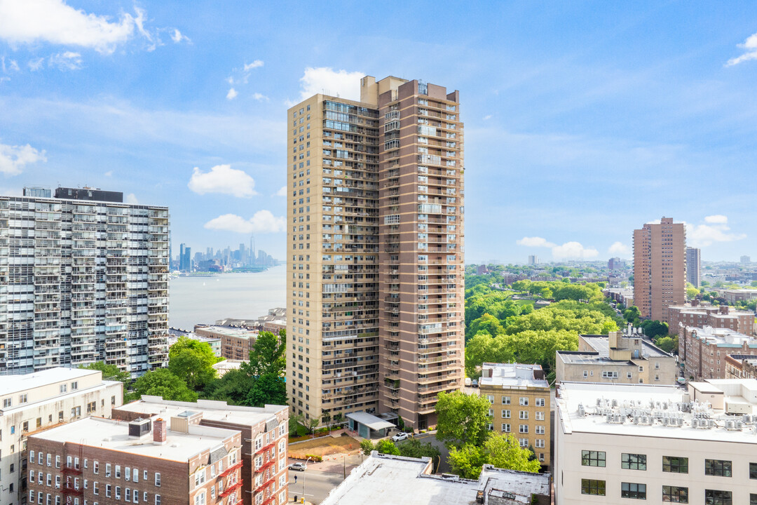 Riviera Towers in West New York, NJ - Building Photo