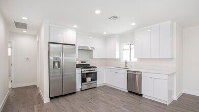 10422 Woodley Ave in Granada Hills, CA - Foto de edificio - Building Photo