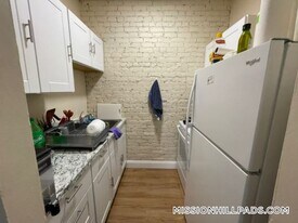 890 Huntington Ave, Unit 8 in Boston, MA - Building Photo