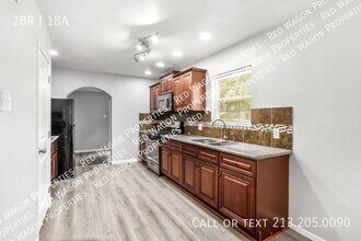 1336 W Ridgewood Ct in San Antonio, TX - Building Photo - Building Photo