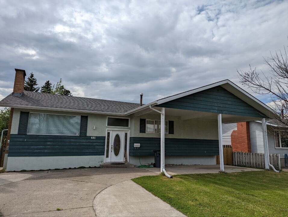 681-300-681 Vedder Crescent in Prince George, BC - Building Photo