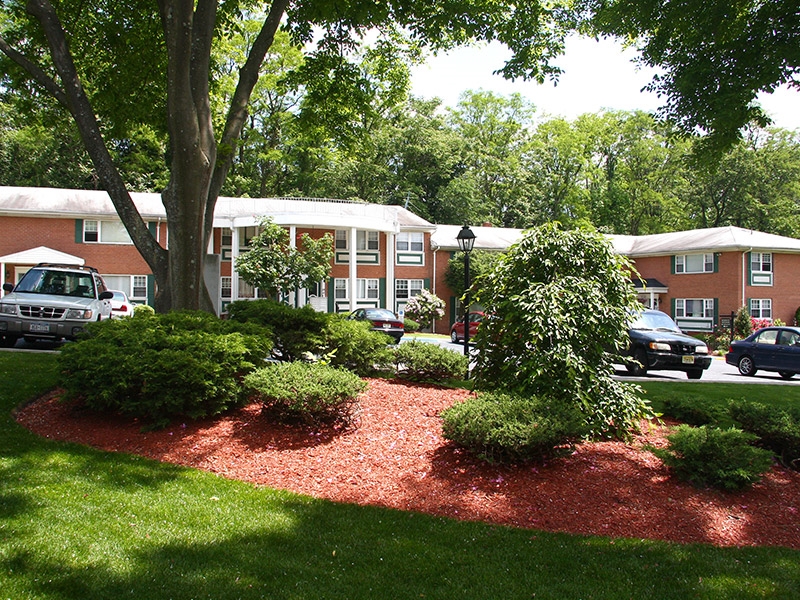 Mall & Starview Gardens in Mahwah, NJ - Building Photo