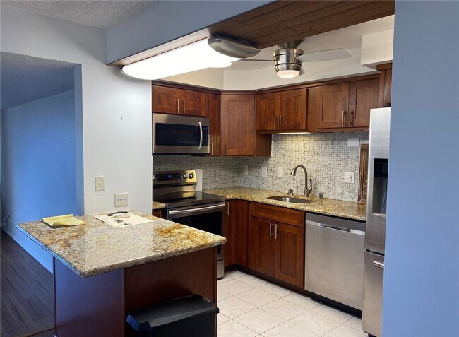 521 Hahaione St in Honolulu, HI - Building Photo - Building Photo