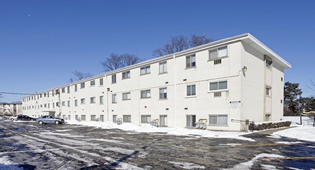 Prospect Gardens Condominiums in Mount Prospect, IL - Building Photo - Building Photo