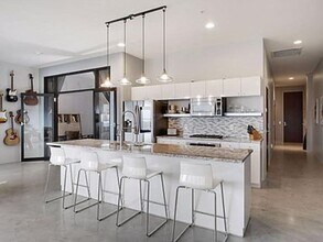 5601 Smetana Dr in Minnetonka, MN - Foto de edificio - Building Photo