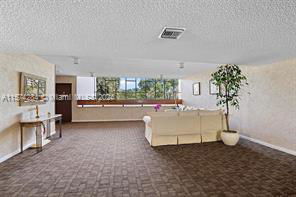 491 Racquet Club Rd in Weston, FL - Foto de edificio - Building Photo