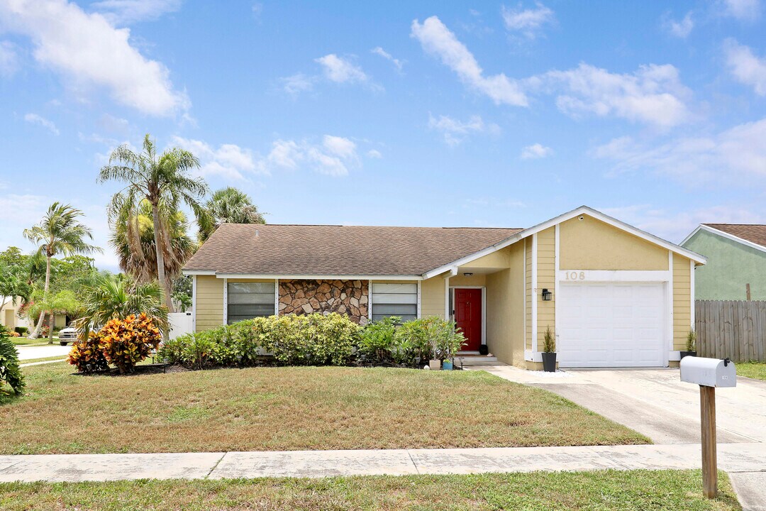 108 Greenbriar Dr in Jupiter, FL - Building Photo