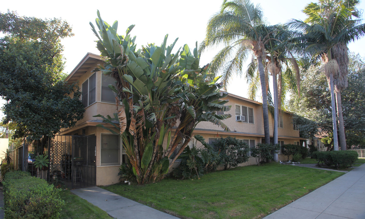 11666 Chandler Blvd in North Hollywood, CA - Building Photo