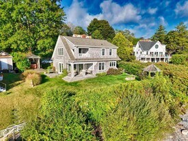 73 Bayside Ave in Portsmouth, RI - Building Photo