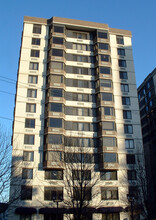 World Plaza North in Hackensack, NJ - Foto de edificio - Building Photo